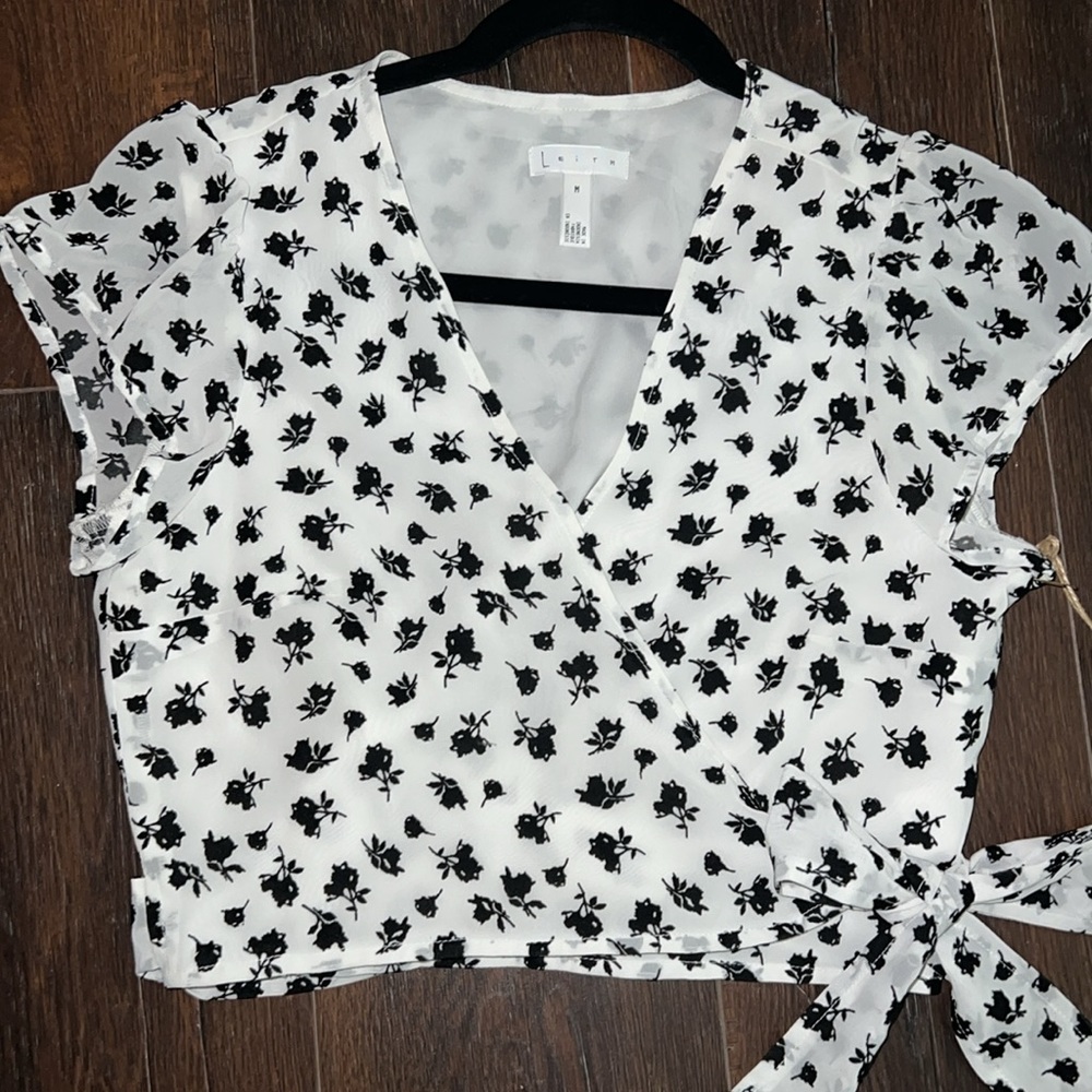 NWT Black & White Wrap Around Floral Crop Top - Picture 2 of 3